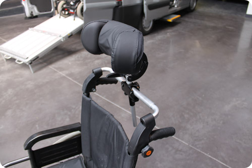 Test de l'appui-tête amovible pour fauteuil roulant, un plus pour la  sécurité