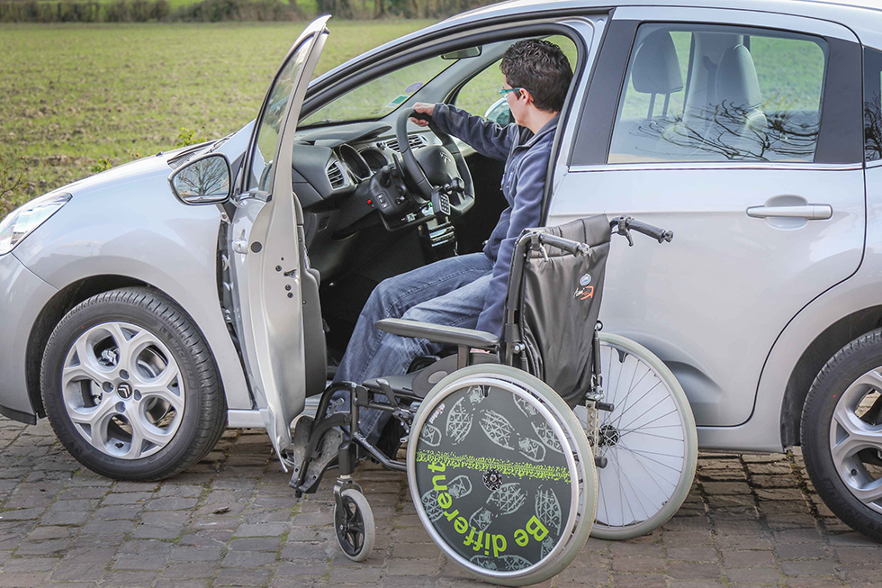 Charger un fauteuil roulant dans le véhicule - Sojadis