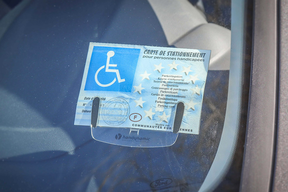 Découvrez le support pour carte de stationnement handicap !