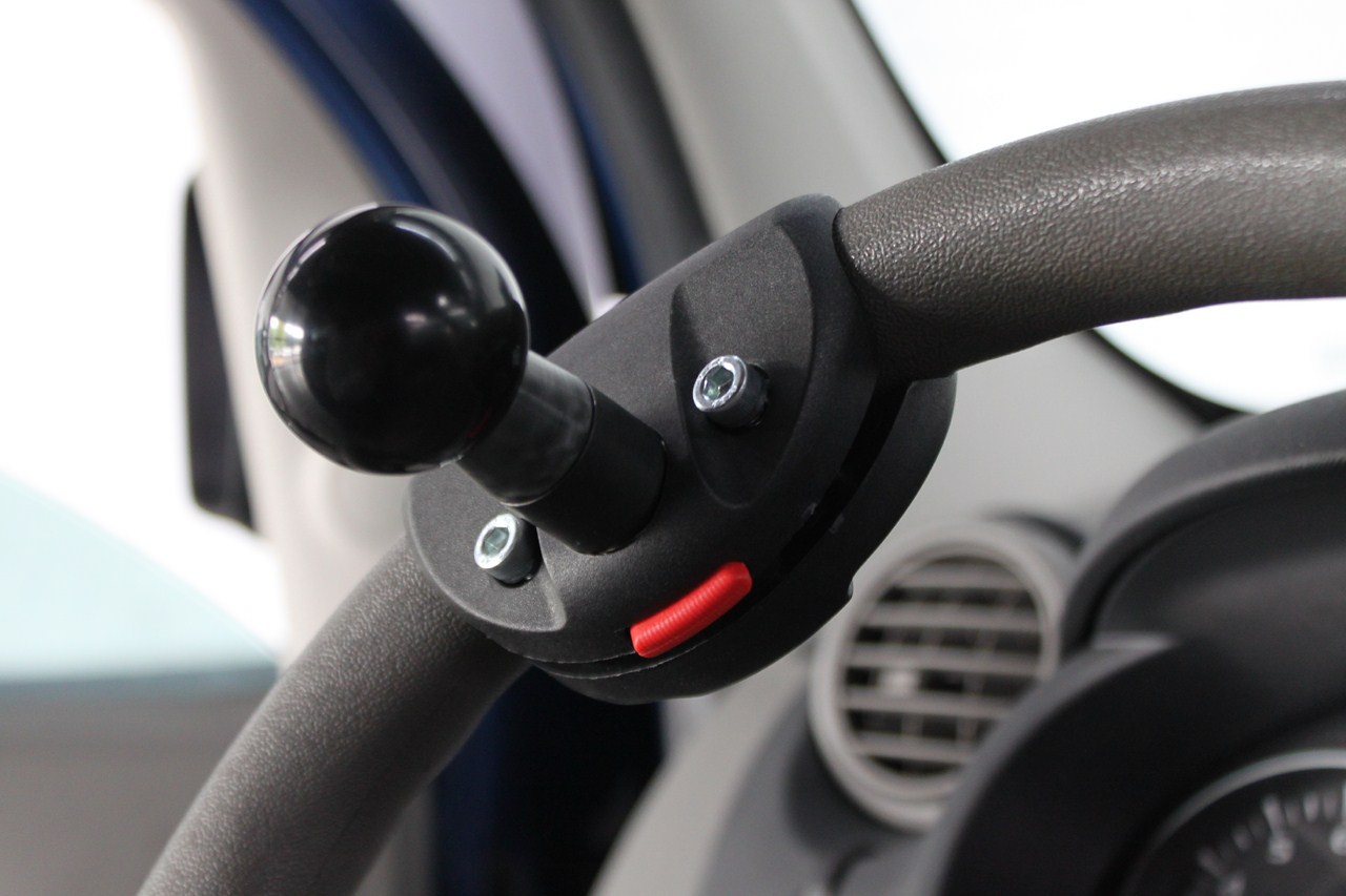 Avis et commentaires de Boule au volant amovible HandyGrip pour faciliter  la conduite et les manoeuvres